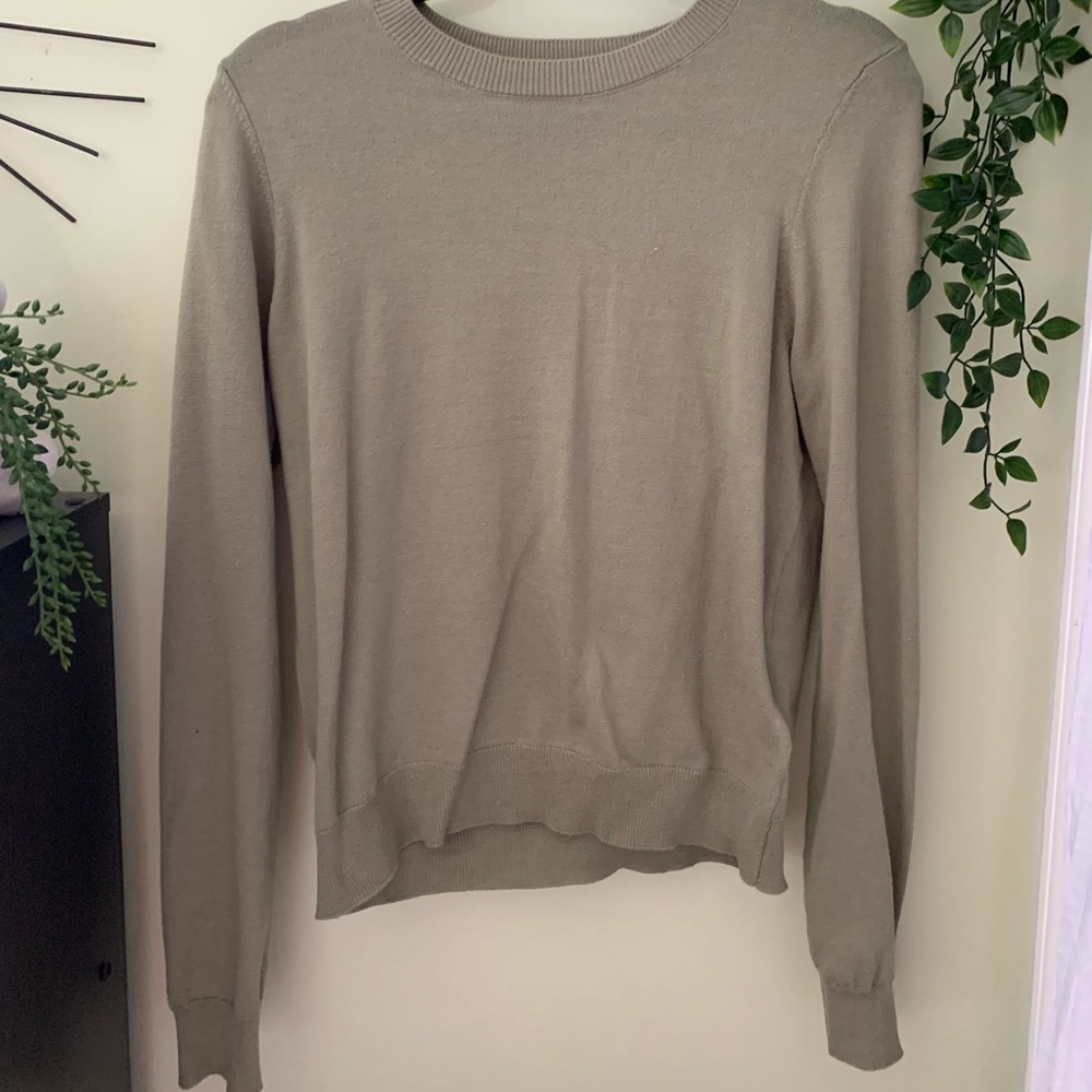 Thin long sleeve forever 21 sweater